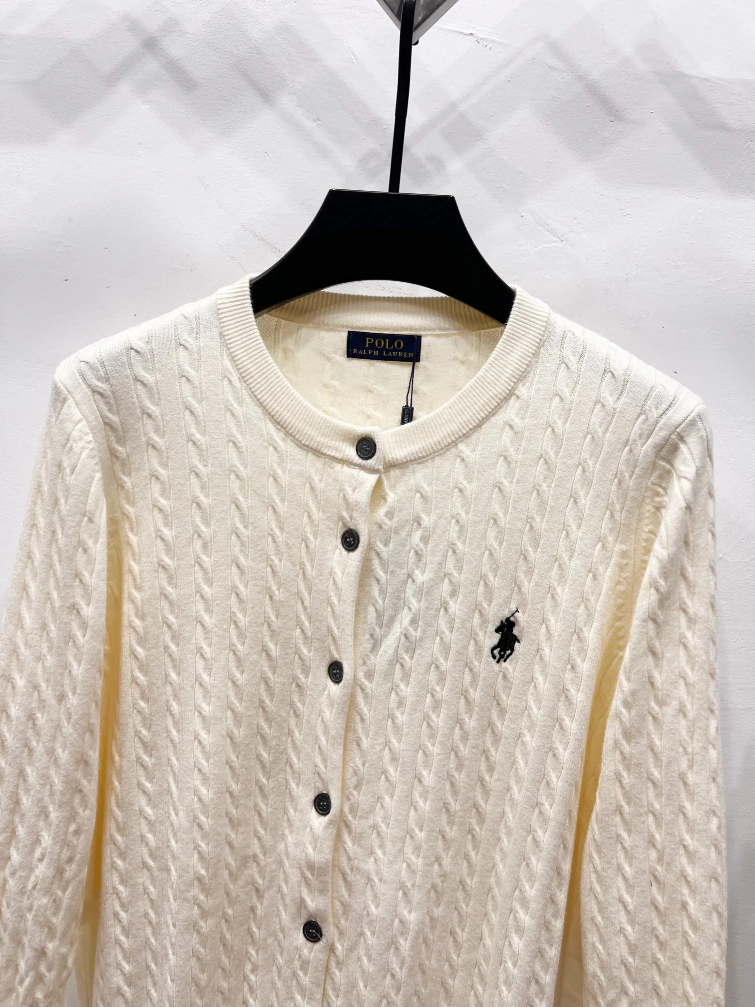 P180 Style number: (Q055) Ralph Lauren classic round neck solid color pony embroidered logo knitted cardigan long sleeves Ralph Lauren classic basic versatile twist knitted cardigan long sleeves Main supply platform live broadcast Wholesale entities Replenish when out of stock Not removed from the shelves Quality 1:1 version Complete three labels Correct version of pony logo Imported quality cotton yarn Focus on high-end Cost-effective Good quality Needless to say Zhao Lusi's same style is really amazing. It's so sweet. I'm so pretty. This cardigan is really good-looking. The upper body is simple and easy to wear. It's a must-have for goddess ootd. Good-looking clothes are never picky. A must-have in the wardrobe of goddesses. Size: S-XL. Color: black, apricot, gray, navy blue, red, white.